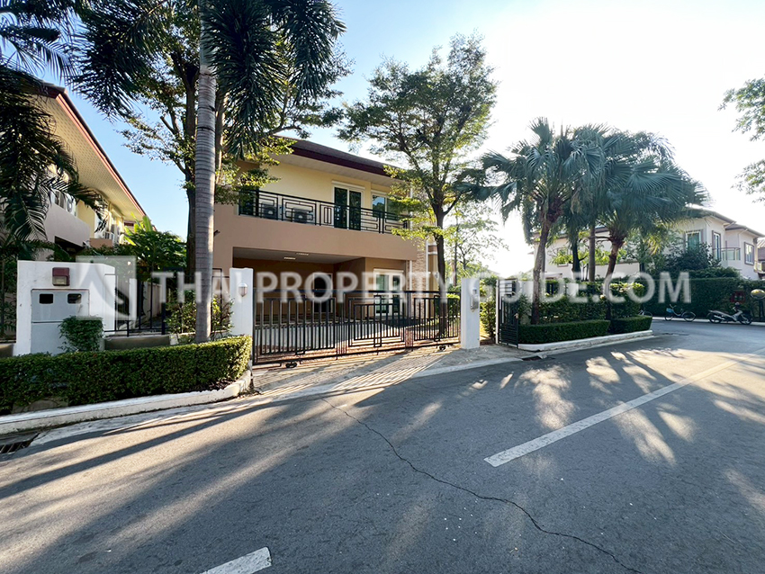 House with Private Pool in Sukhumvit 