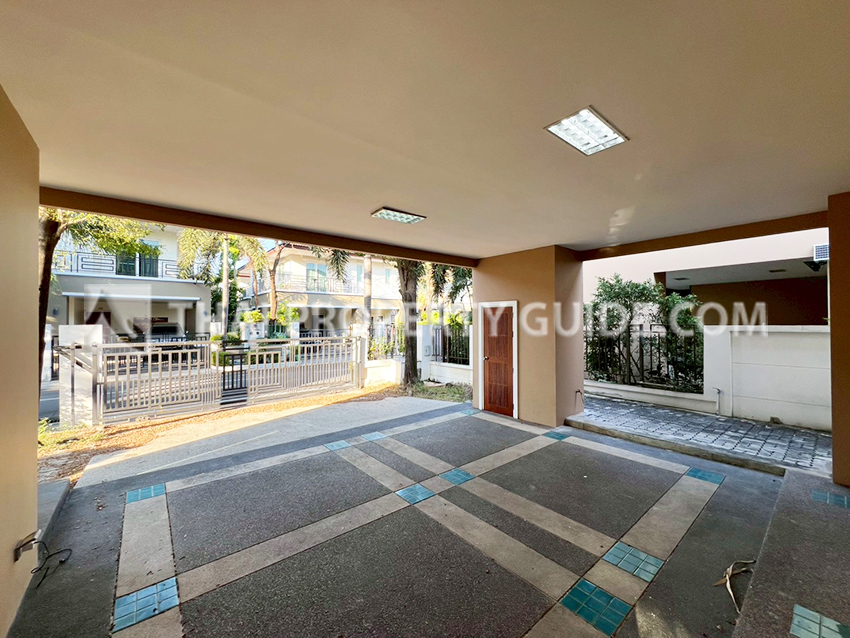 House with Private Pool in Sukhumvit 