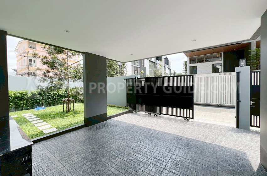 House with Private Pool in Sukhumvit 