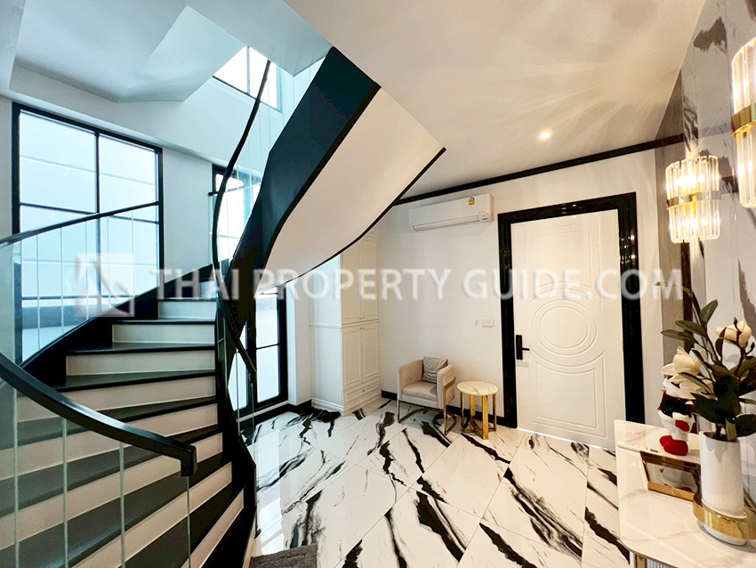 House with Private Pool in Sukhumvit 