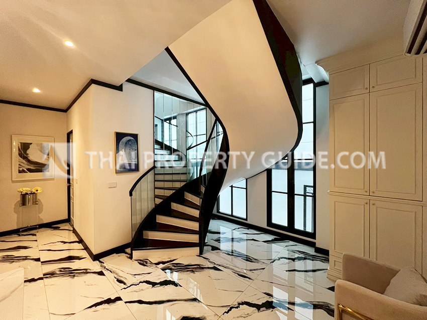 House with Private Pool in Sukhumvit 