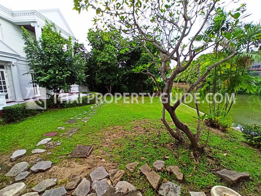 House with Shared Pool in Bangnatrad 