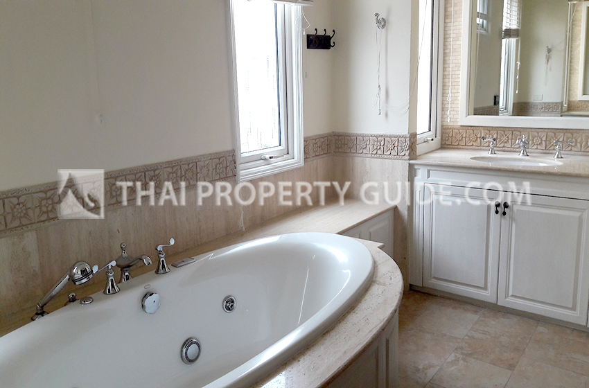 House with Shared Pool in Bangnatrad 