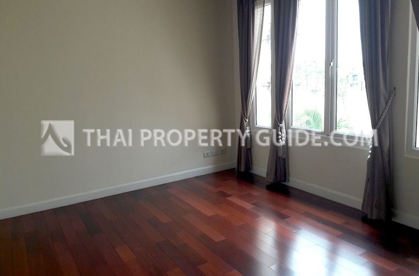House with Shared Pool in Bangnatrad 