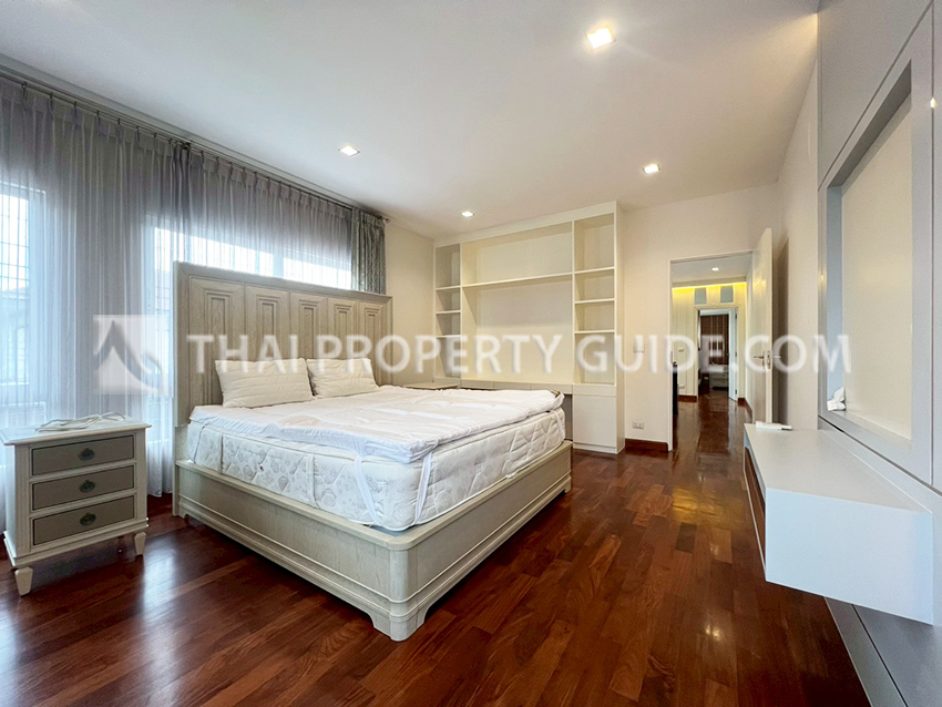 House with Shared Pool in Bangnatrad 