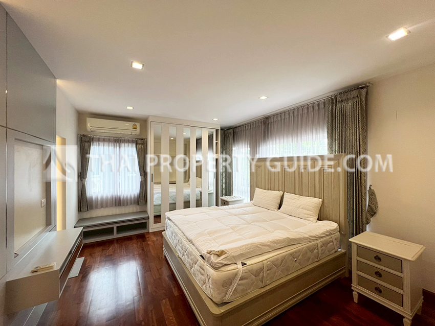 House with Shared Pool in Bangnatrad 