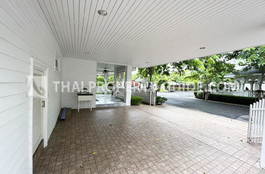 House with Shared Pool in Bangnatrad 