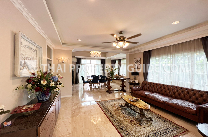 House with Shared Pool in Bangnatrad 