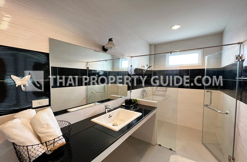 House with Shared Pool in Bangnatrad 