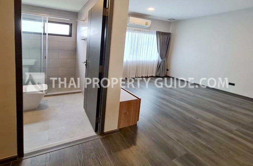 House with Shared Pool in Bangnatrad 