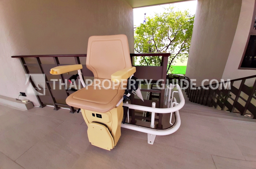 House with Shared Pool in Bangnatrad 