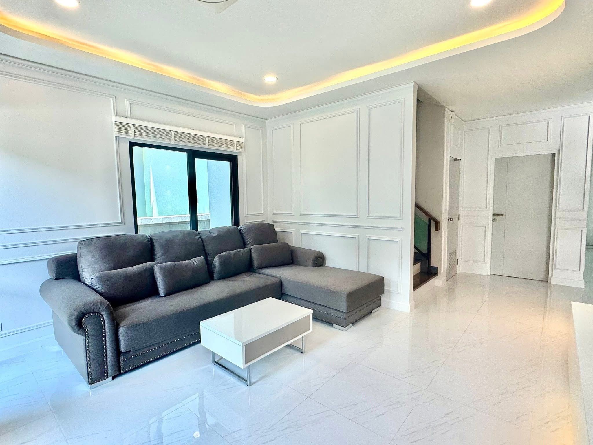 House with Shared Pool in Bangnatrad 