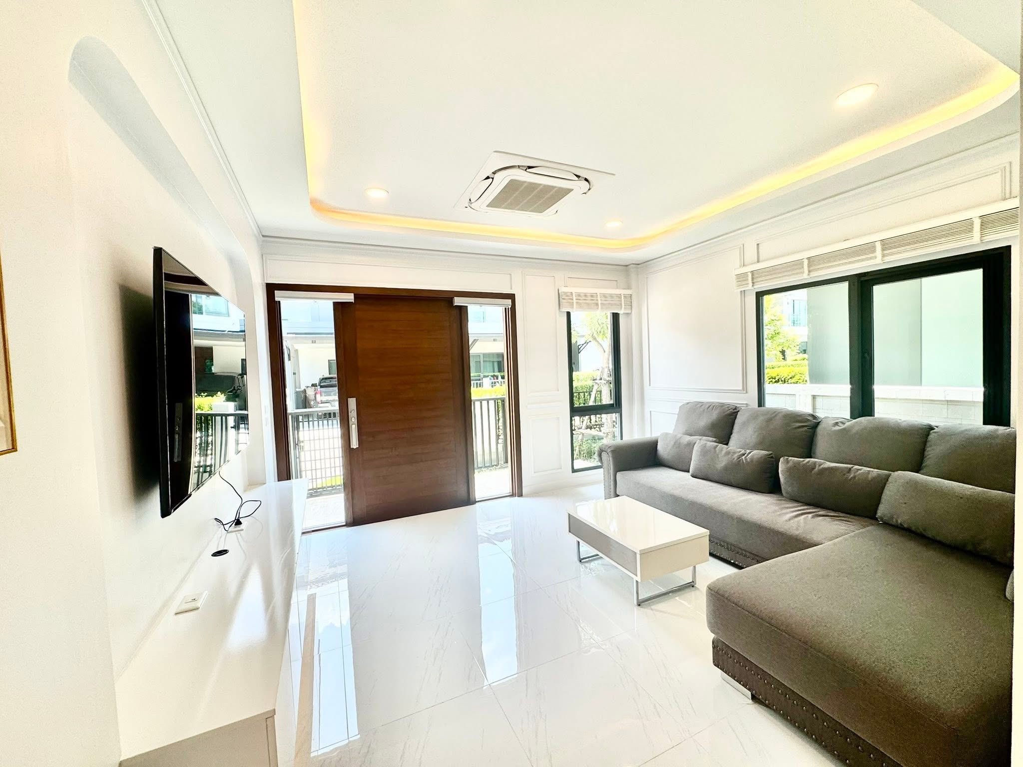 House with Shared Pool in Bangnatrad 