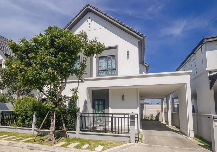 House with Shared Pool in Bangnatrad