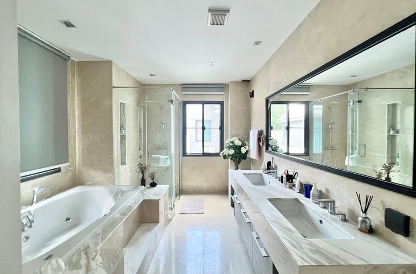 House with Shared Pool in Bangnatrad 