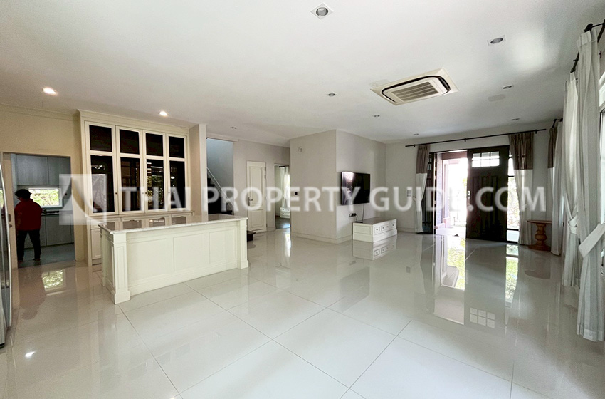 House with Shared Pool in Bangnatrad : Nantawan Bangna Km.7 