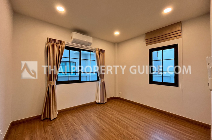 House with Shared Pool in Bangnatrad 