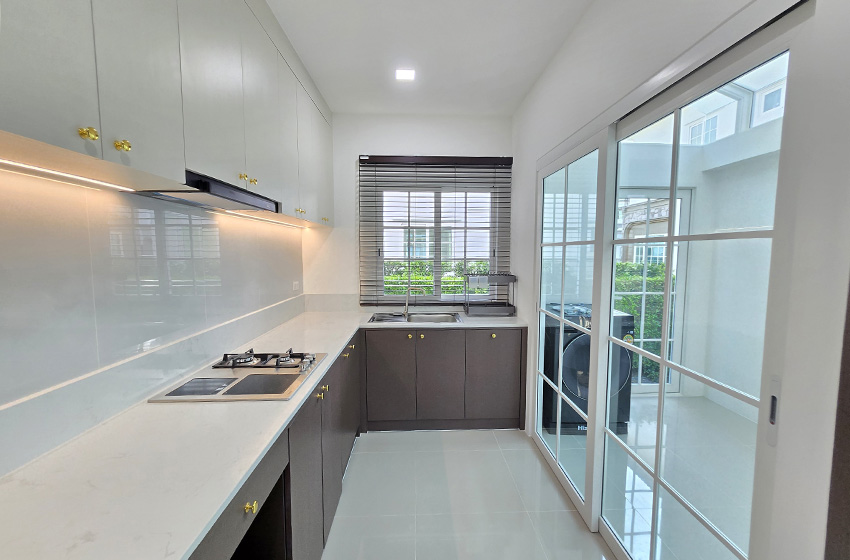 House with Shared Pool in Bangnatrad 