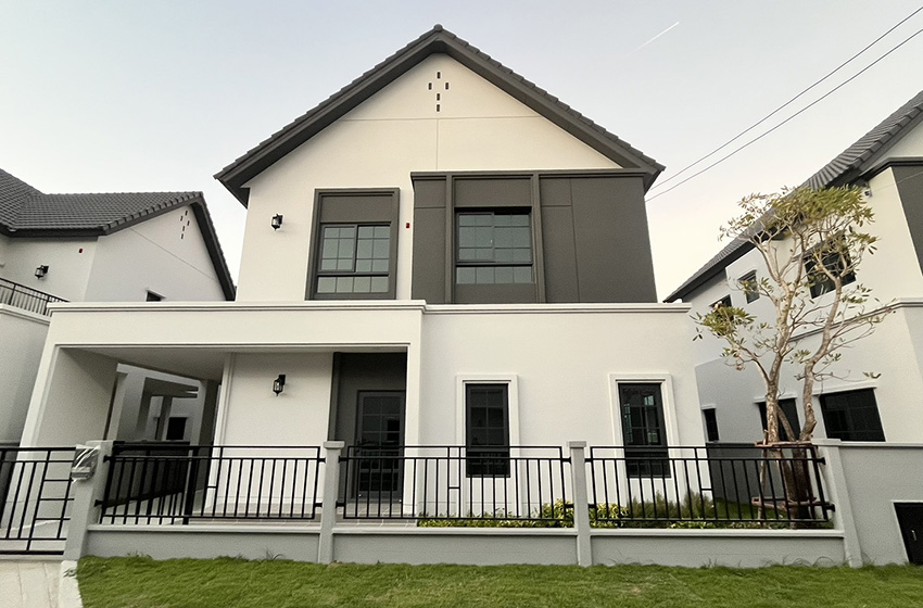 House with Shared Pool in Bangnatrad