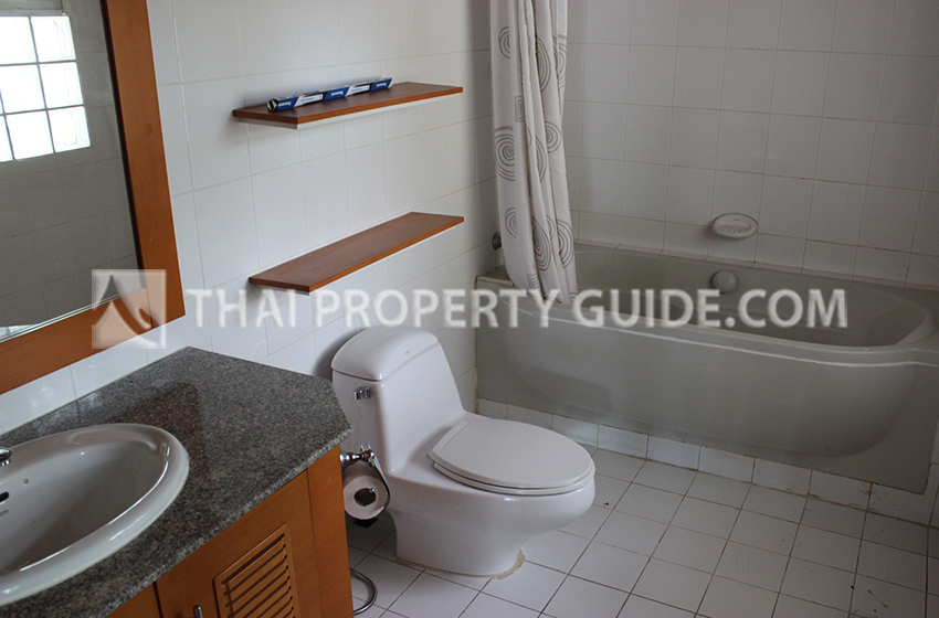 House with Shared Pool in Chaengwattana 