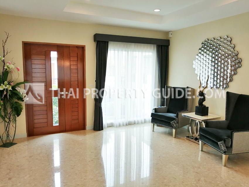 House with Shared Pool in Krung Thep Kritha 