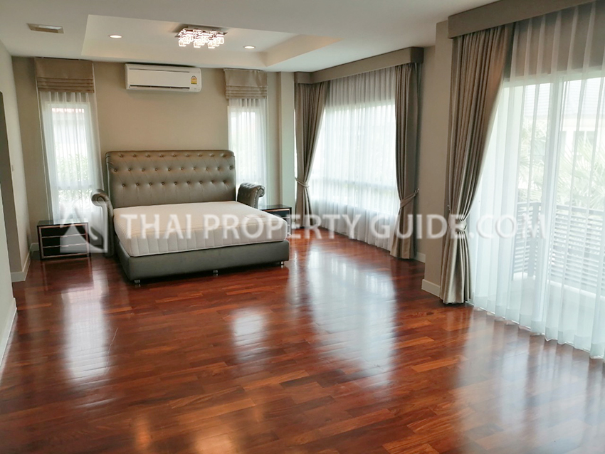 House with Shared Pool in Krung Thep Kritha 