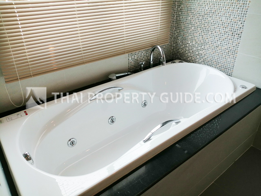 House with Shared Pool in Krung Thep Kritha 