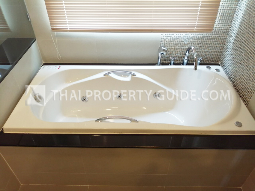 House with Shared Pool in Krung Thep Kritha 