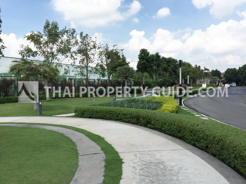House with Shared Pool in Krung Thep Kritha 