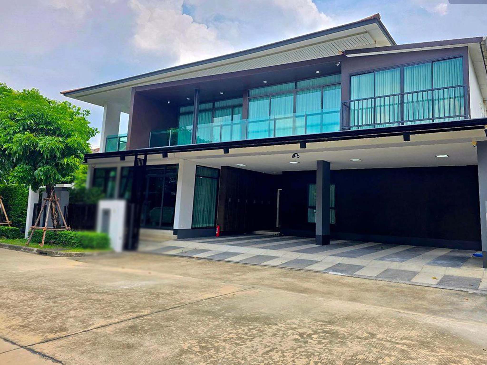 House with Shared Pool in Krung Thep Kritha