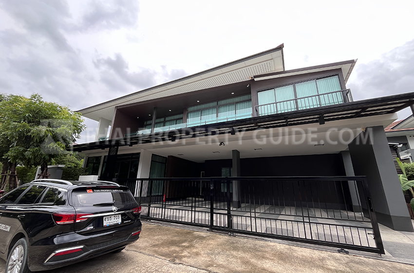 House with Shared Pool in Krung Thep Kritha