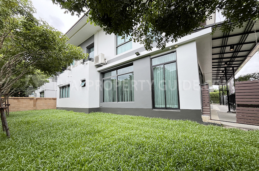 House with Shared Pool in Krung Thep Kritha