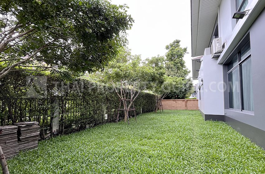 House with Shared Pool in Krung Thep Kritha