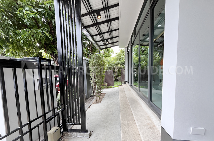 House with Shared Pool in Krung Thep Kritha