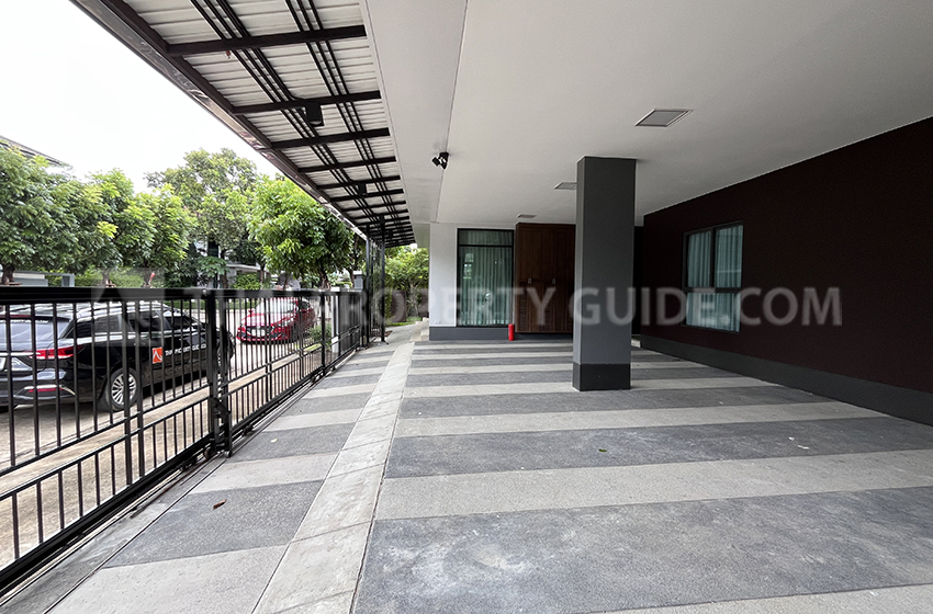 House with Shared Pool in Krung Thep Kritha
