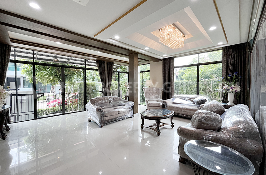 House with Shared Pool in Krung Thep Kritha