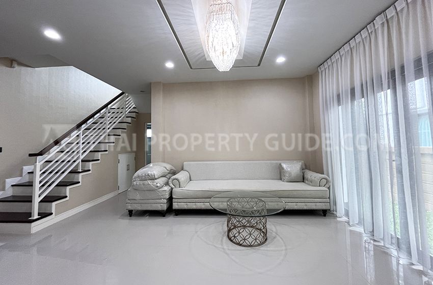 House with Shared Pool in Krung Thep Kritha