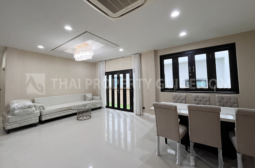House with Shared Pool in Krung Thep Kritha