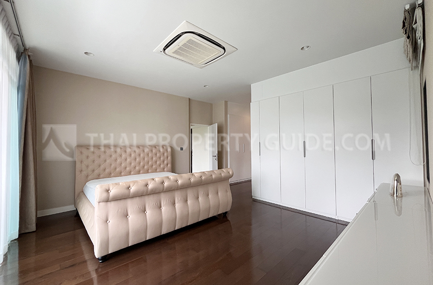 House with Shared Pool in Krung Thep Kritha