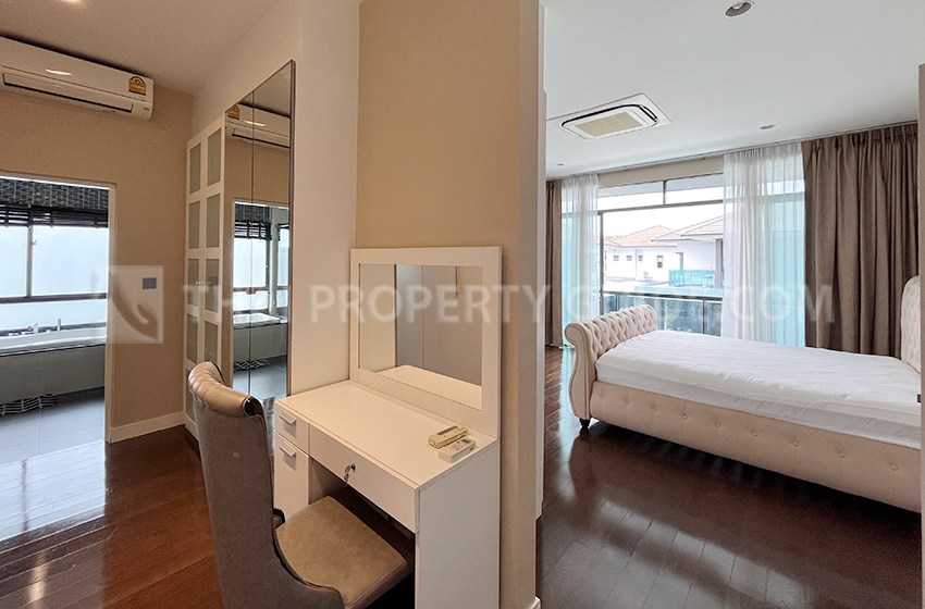 House with Shared Pool in Krung Thep Kritha