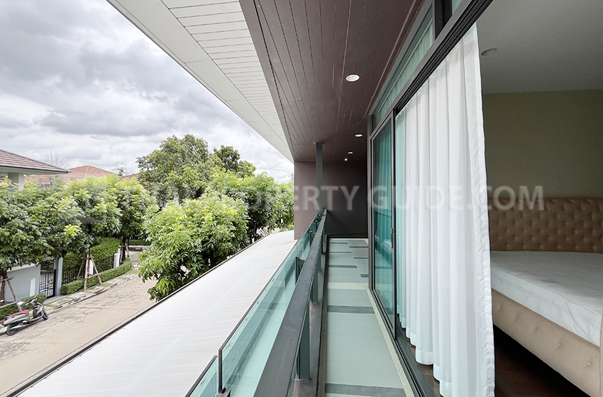 House with Shared Pool in Krung Thep Kritha