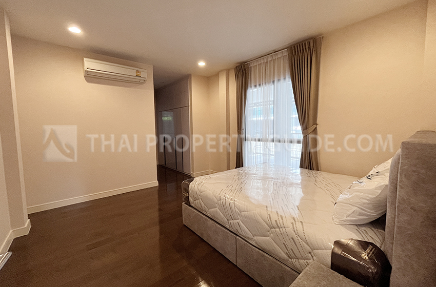 House with Shared Pool in Krung Thep Kritha
