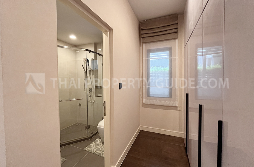House with Shared Pool in Krung Thep Kritha