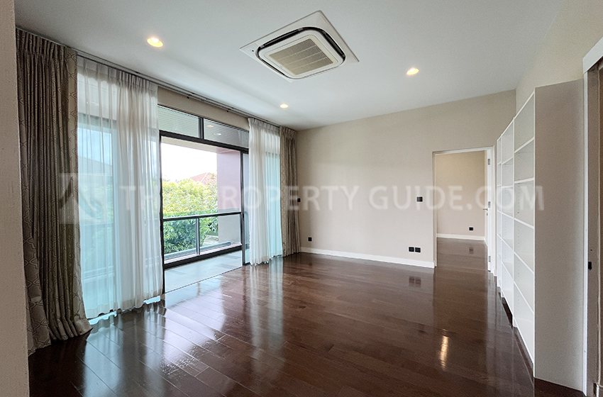 House with Shared Pool in Krung Thep Kritha