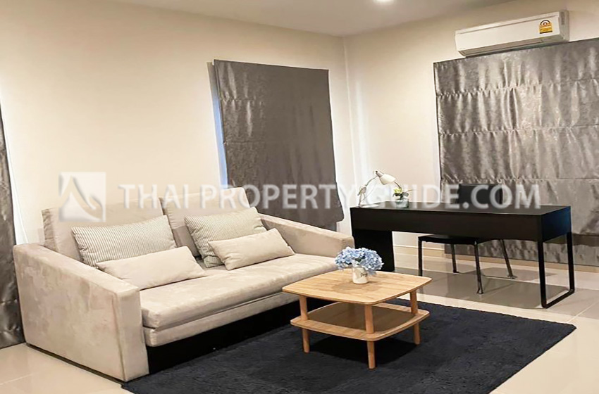 House with Shared Pool in Krung Thep Kritha 