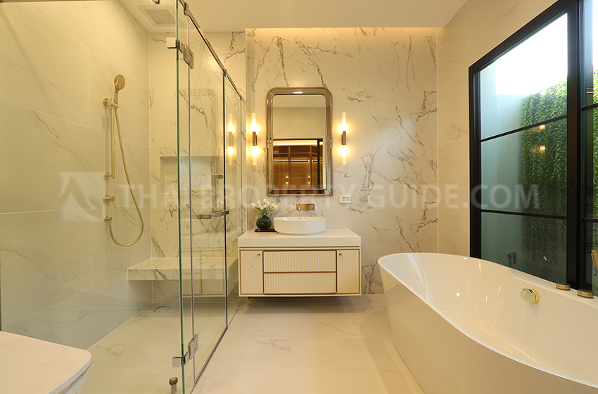 House with Shared Pool in Krung Thep Kritha 