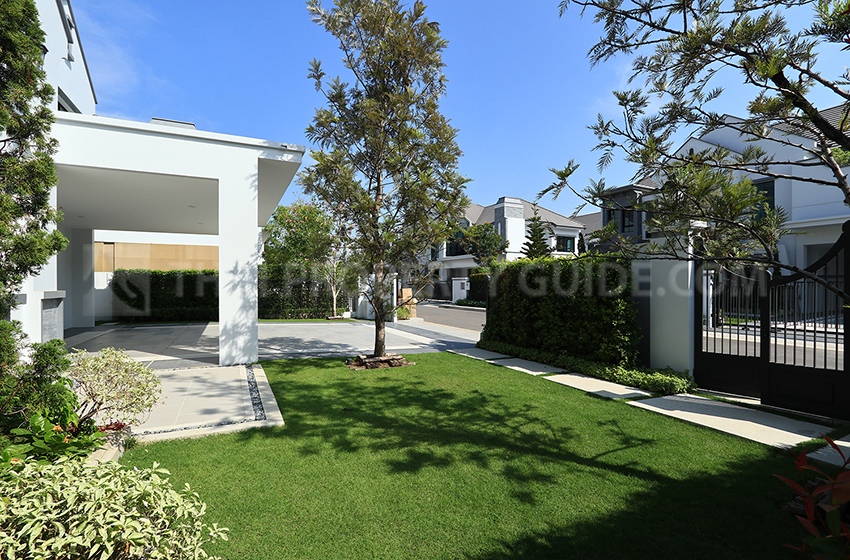 House with Shared Pool in Krung Thep Kritha 