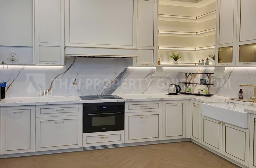 House with Shared Pool in Krung Thep Kritha 
