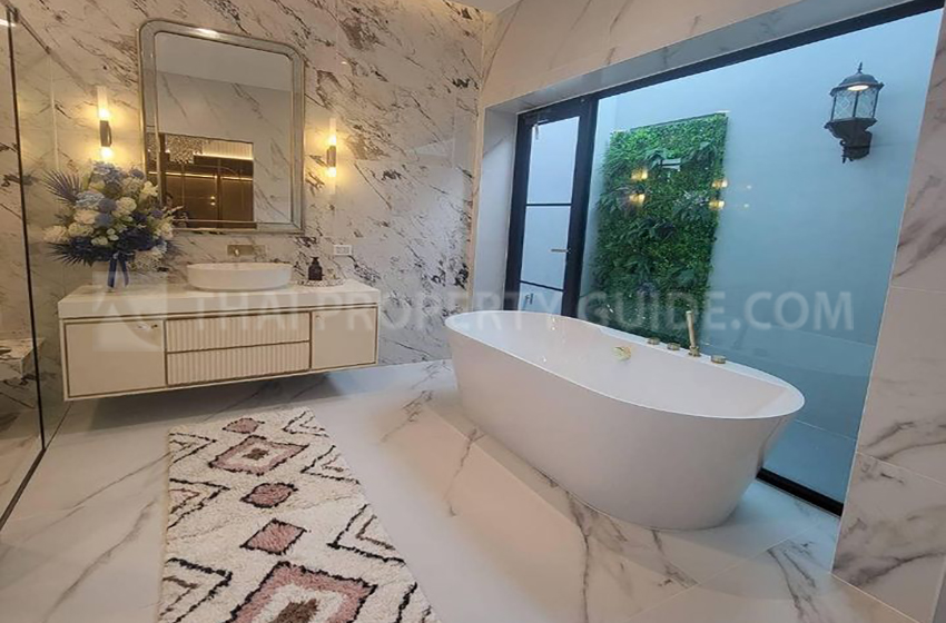 House with Shared Pool in Krung Thep Kritha 