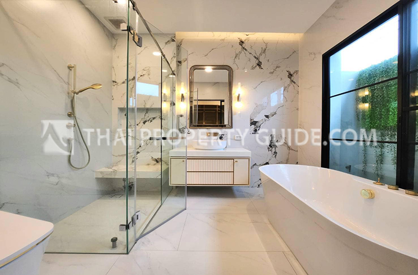 House with Shared Pool in Krung Thep Kritha 